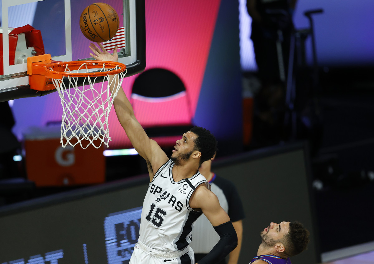 Quinndary Weatherspoon #15 of the San Antonio Spurs moves past Georges Niang #31 of the Utah Jazz during the fourth quarter at HP Field House.
